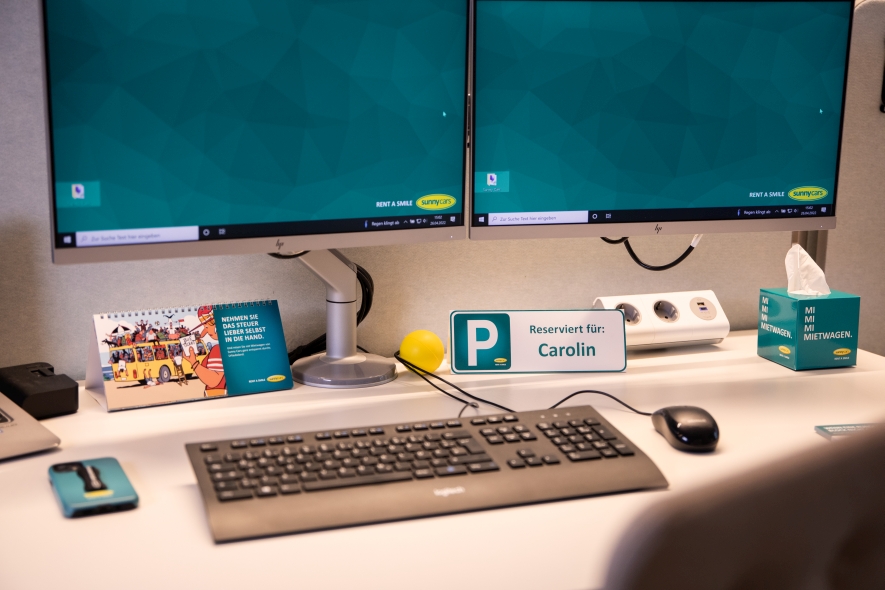 Schreibtisch bei Sunny Cars in der Nahaufnahme