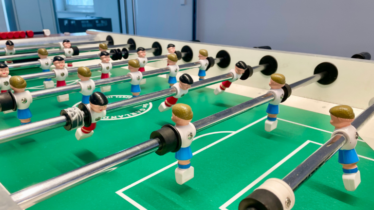 Der Kickertisch bei Sunny Cars wartet auf Mitspieler